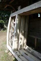 Antike Tür aus Teakholz mit oberer Rundschnitzerei, ca. 170cm Länge, 17cm Breite und 330cm Höhe 